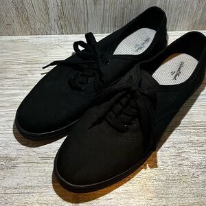 Universal thread brand black shoes